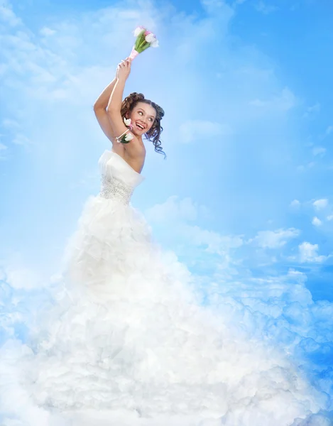 Šťastný smích nevěsta hází Bowquet na obloze — Stock fotografie