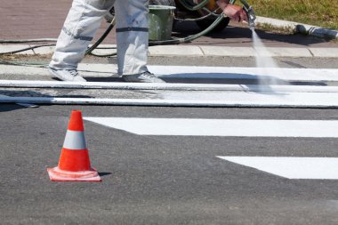 Rating serisi: yol sokakta çizgi yenilemek