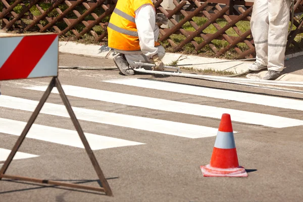 Verkeer serie: Vernieuwen de weg markering op de straat — Stockfoto