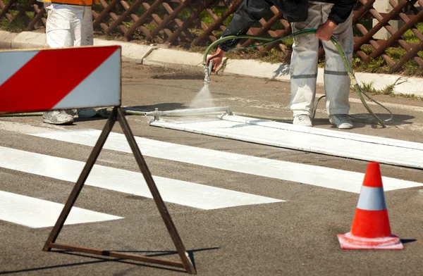 Verkeer serie: Vernieuwen de weg markering op de straat — Stockfoto