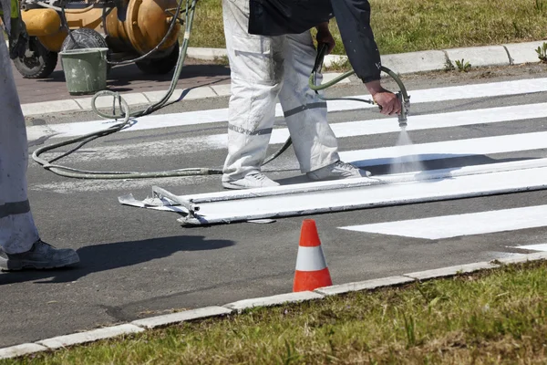 Verkeer serie: Vernieuwen de weg markering op de straat — Stockfoto