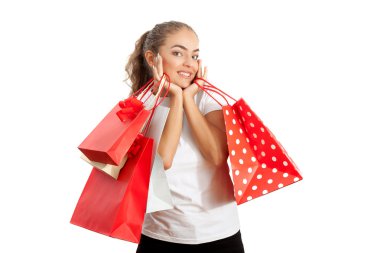 Alışveriş tutan güzel mutlu genç kadın 