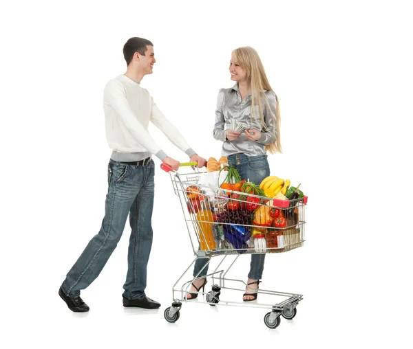 Junges Paar und Einkaufswagen mit Lebensmitteln — Stockfoto