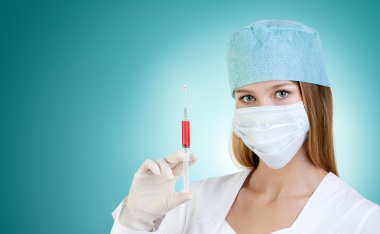 Erkek hemşire bir şırınga ile çalışmak için hazırlanıyor