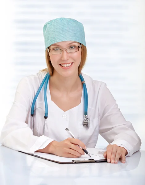 Smilende læge eller sygeplejerske - Stock-foto