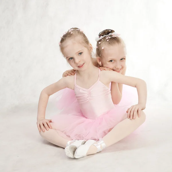 Два маленьких артиста балета в балетной пачке — стоковое фото
