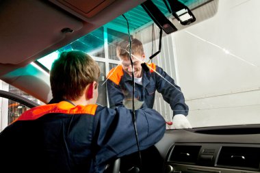 İki gerçek mekanik oto tamircisi çalışma