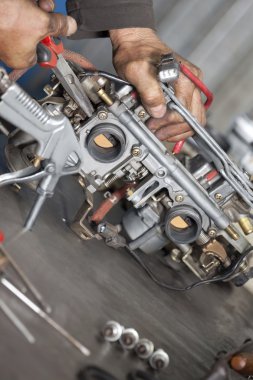 Gerçek mekanik oto tamircisi çalışma