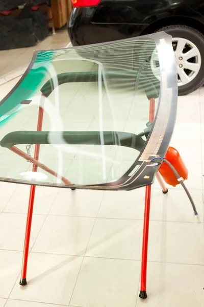 Parabrisas para cambiar en taller de reparación de automóviles —  Fotos de Stock