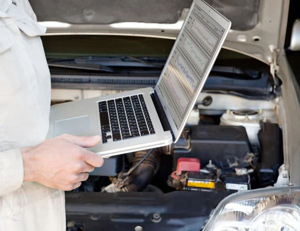 Bilmekaniker med laptop — Stockfoto