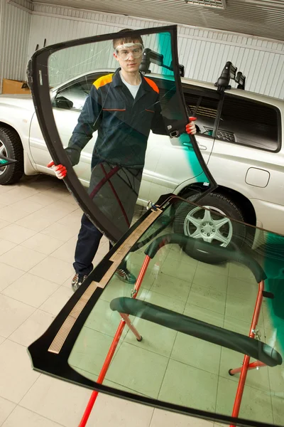 Tamircide çalışan tamirci.