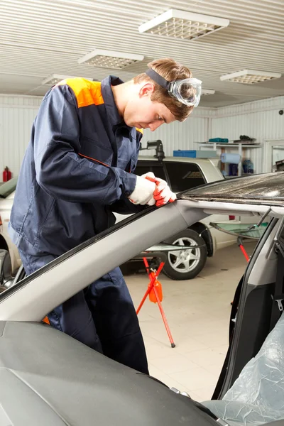 Monteur werken in auto reparatiewerkplaats — Stockfoto