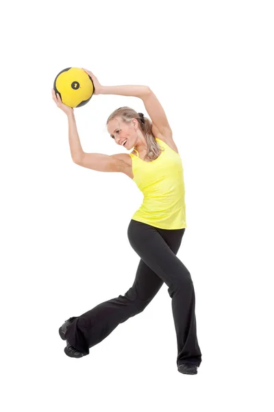 Fitness mit Ball: junge Frau macht Übungen — Stockfoto