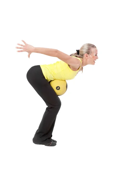 Fitness con pelota: mujer joven haciendo ejercicios — Foto de Stock