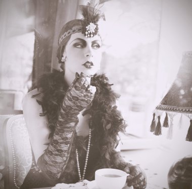 Retro kadında 1920'lerde - 1930'larda oturma Cafe