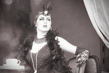 Retro kadınla 1920'lerde - 1930'larda oturma çay
