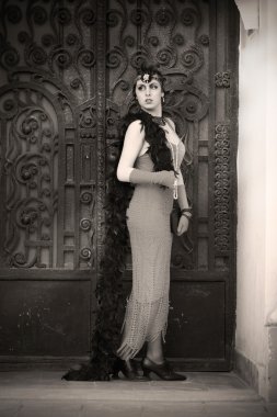 Retro kadın 1920'lerde - 1930'larda ayakta kapısında
