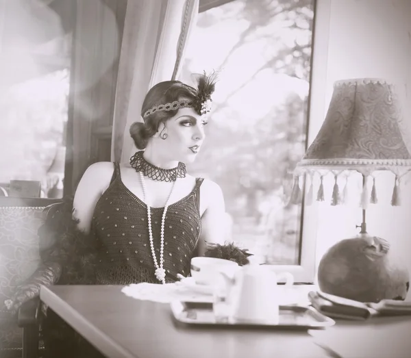 Najít podobné Get Comp ušetřit s Lightboxretro ženou roku 1920-19 — Stock fotografie