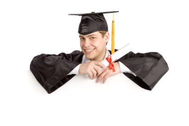 Bir işaret elinde diploma ile gülümseyen erkek mezunu 