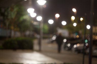 Şehir gece ışıkları siste