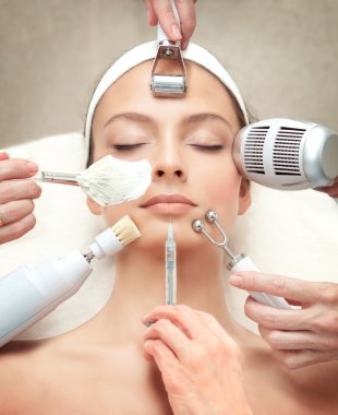 Spa serisi: Çeşitli yüz Treatmen sahip genç güzel kadın