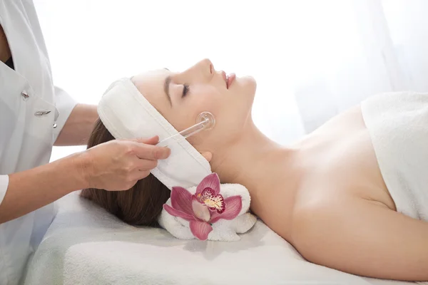 Spa salon: jonge mooie vrouw hebben Facial Massage . — Stockfoto