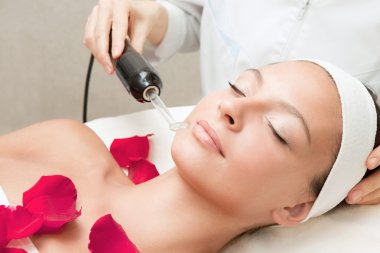 Spa salonu: genç güzel kadın olan yüz Masaj