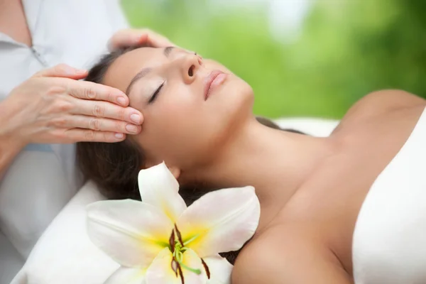 Spa salon: Young Beautiful Woman Having Facial Massage — Stock Photo, Image