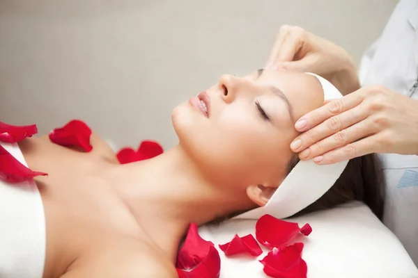 Spa salon: Young Beautiful Woman Having Facial Massage — Stock Photo, Image