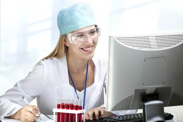 Young Woman Scientist Working in Laboratory — Stock Photo, Image