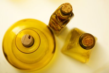 Spa salonu: Masaj üç retro şişe masanın üzerinde stanging petrol