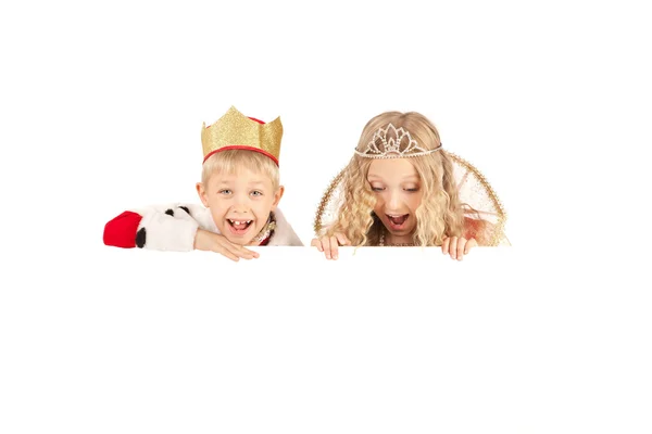 Littlel koning en koningin houden het teken — Stockfoto