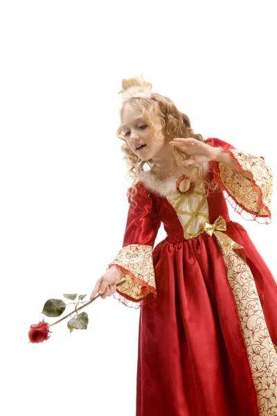 Όμορφη μικρή πριγκίπισσα χρησιμοποιώντας το κόκκινο τριαντάφυλλο όπως ένα μαγικό ραβδί — Φωτογραφία Αρχείου