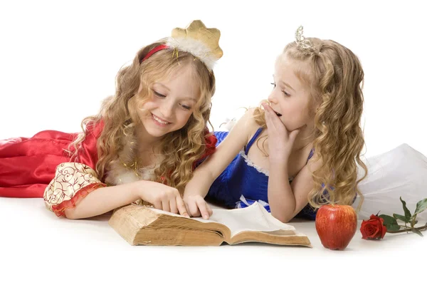 Deux belles petites princesses lisant un livre magique — Photo