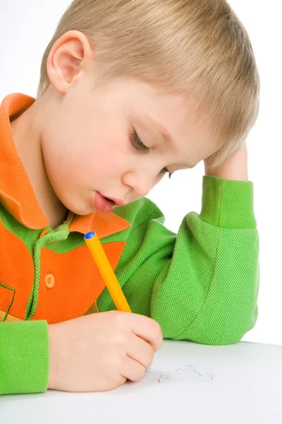 Lindo niño de 6 años dibujando a su madre diligentemente — Foto de Stock