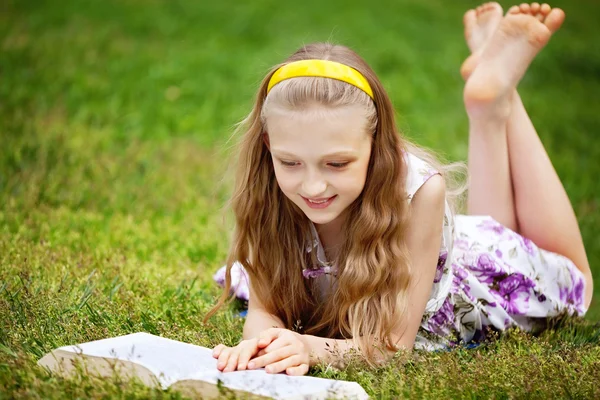 Dívka čtoucí venkovní — Stock fotografie
