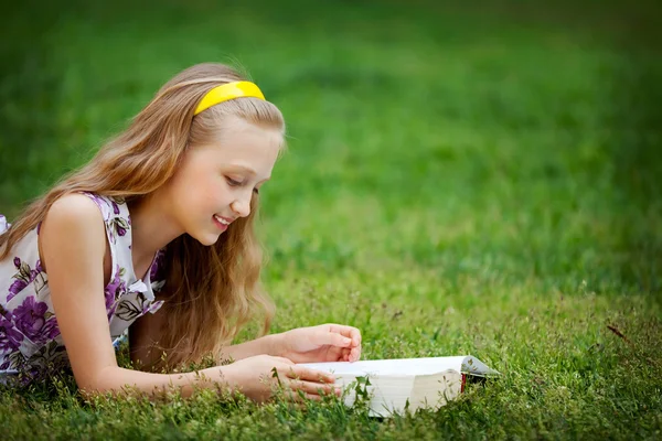 Девушка читает на улице — стоковое фото