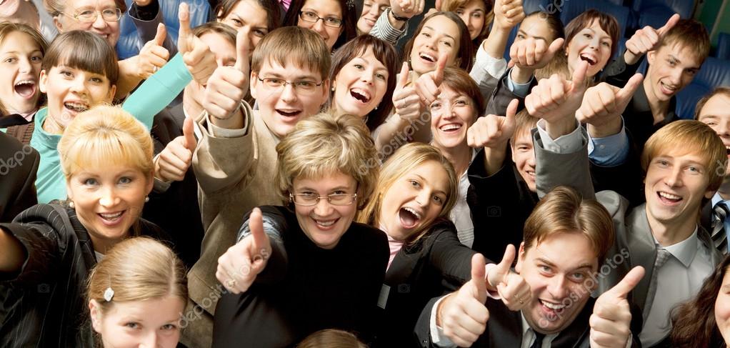 Бурные аплодисменты. Толпа радостных людей. Толпа на концерте. Музыкальные фанаты. Восторг толпы.