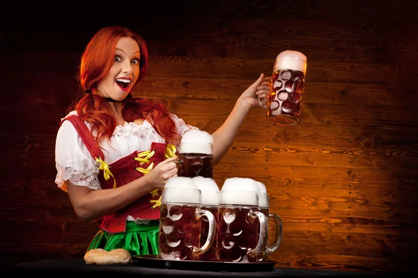 Bawarski kobieta z sześciu szklanki piwa — Zdjęcie stockowe