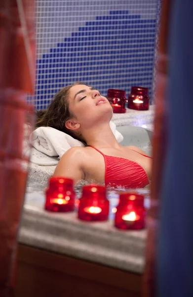 Jonge mooie ontspannende vrouw liggen in het bad — Stockfoto
