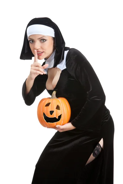 Serie de disfraces: criada sexy sosteniendo calabaza de halloween — Foto de Stock