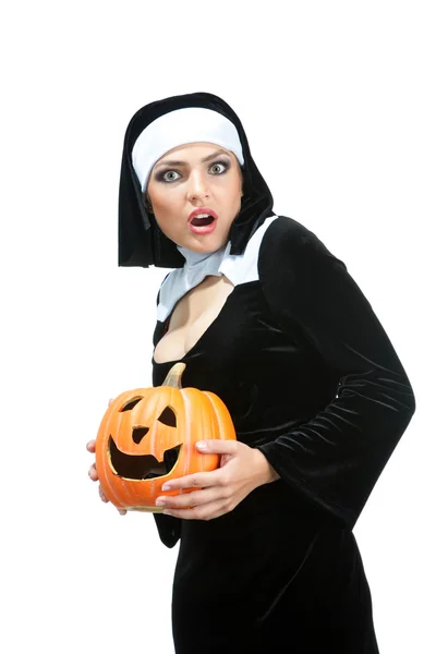 Nonnen tijdens Halloween houden een lantaarn op Jack O'Neill — Stockfoto