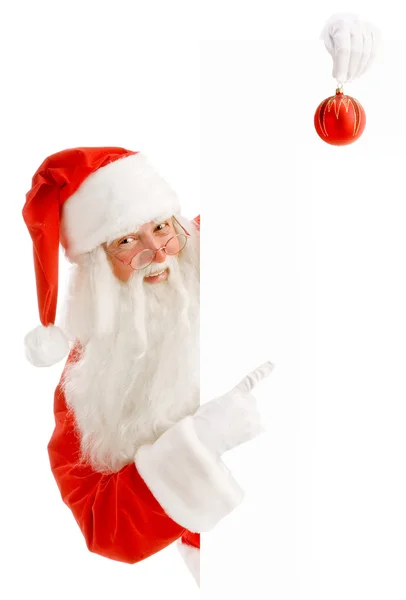 Санта-Клаус держит рекламное пространство — стоковое фото