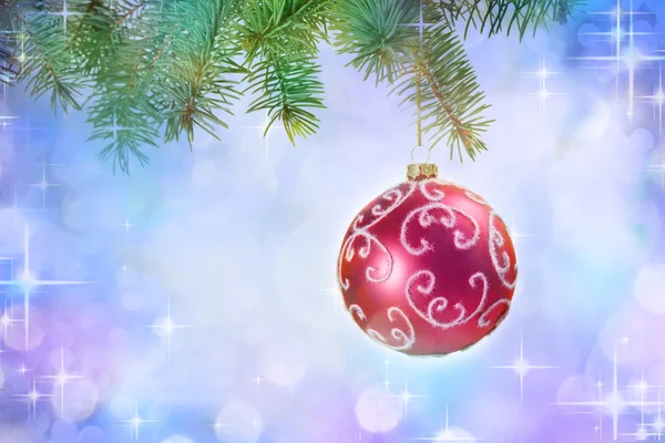 Рождественский фон с мячом и огнями — стоковое фото