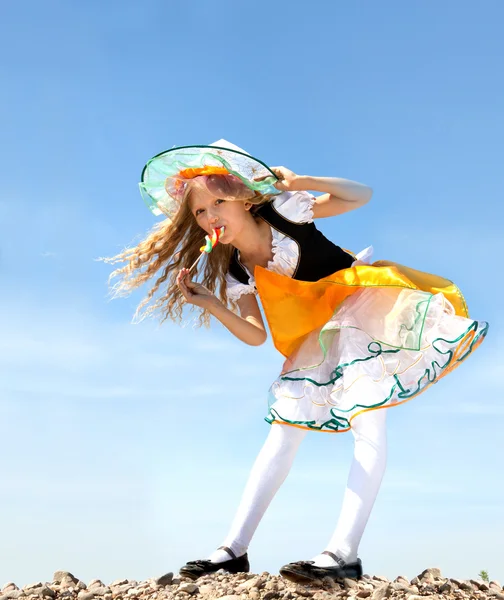 Feliz pequeña bruja de pie con Lolly — Foto de Stock