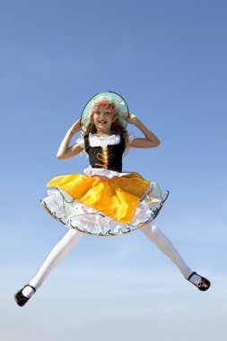 Mavi gökyüzüne uçan mutlu küçük cadı