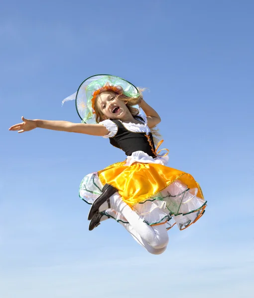 Bruxinha feliz voando no céu azul — Fotografia de Stock