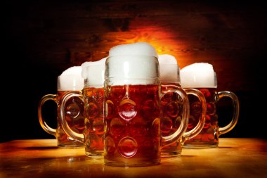 Ahşap masa beş bira gözlük