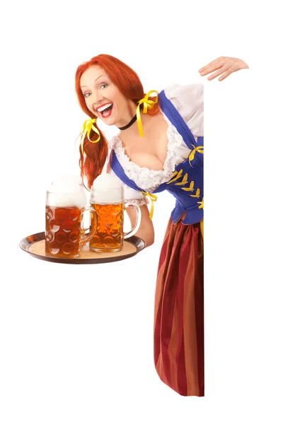 Mujer feliz con traje tradicional con cerveza sosteniendo un cartel — Foto de Stock