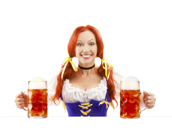 Mujer feliz en traje tradicional con Stein cerveza y publicidad —  Fotos de Stock